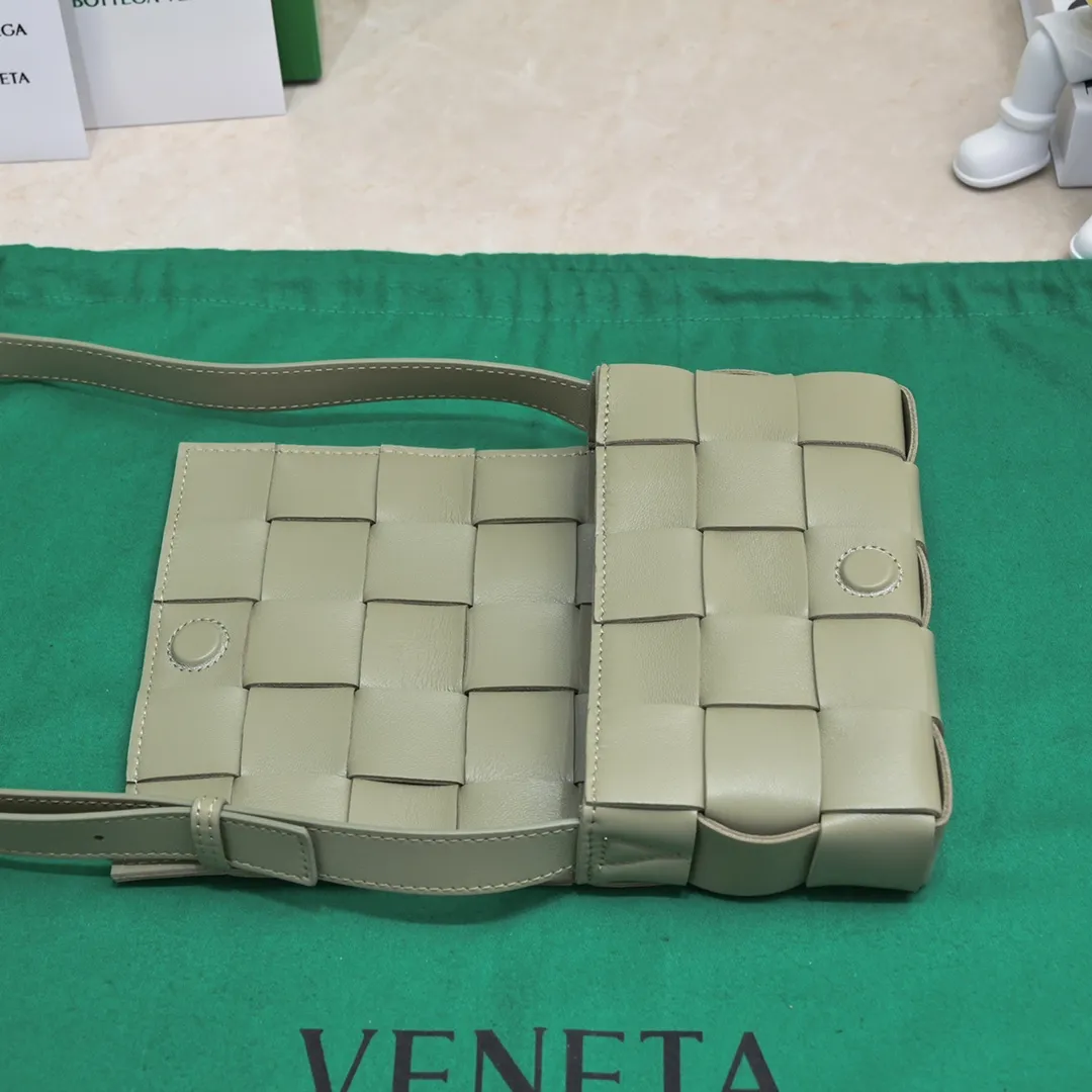 Ready stock, first release on the whole network ♨️♨️ (mini size) BV sheepskin + 15 grid cassette + limited edition 🉑️🉑️🉑️ Classic, high-end and simple. This upper body is super refreshing! Paired with the BV parrot green on the sides, it’s very stylish but not exaggerated! Model: 7587 Size: 19*5.5*12cm